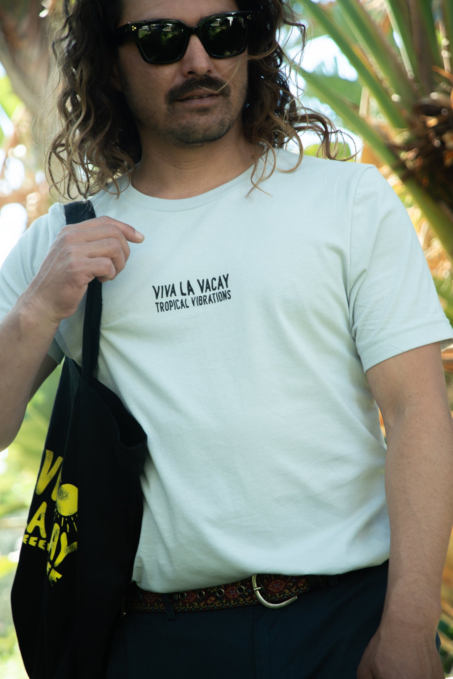 TROPICAL VIBRATIONS TEE - COOL GREY